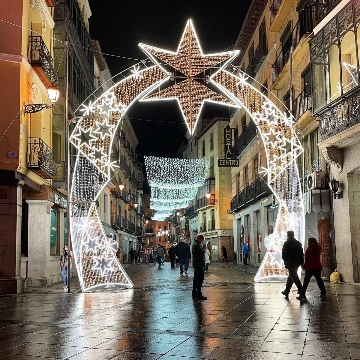 https://www.toledo.es/wp-content/uploads/2022/10/127731458_2820468524878365_6324984914720447081_n-1-1200x1200.jpg. Inauguración de las luces de Navidad