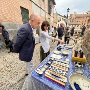 poyo municipal al mercado de artesanos y artistas que ha acogido el mirador del Callejón de San José