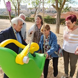 l parque del Crucero en el barrio de San Antón cuenta con una nueva zona infantil que incorpora elementos y juegos inclusivos