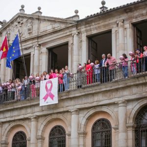 l Consistorio despliega el lazo rosa en su fachada con motivo del Día Internacional de la lucha contra el Cáncer de Mama