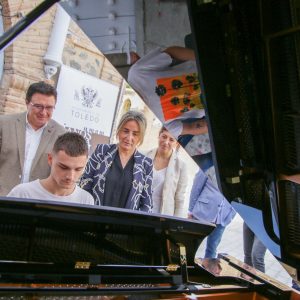 ientos de escolares participan en la iniciativa ‘Pianos en la calle’ que culminará esta tarde con un concierto