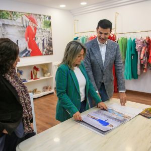 a alcaldesa destaca el talento y trayectoria de Alejandro de Miguel en la apertura de su nueva tienda en Santa Teresa