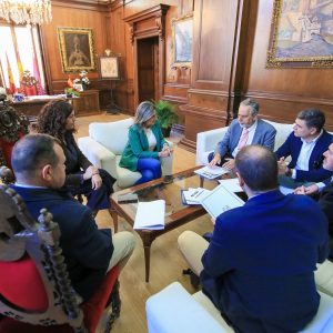 a alcaldesa recibe al Colegio de Ingenieros de Caminos, Canales y Puertos de cara a un congreso internacional