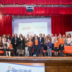 a alcaldesa destaca el compromiso de la comunidad educativa del Divina Pastora para mantener el Pedibús