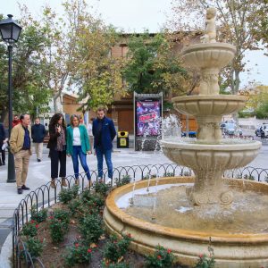 ilagros Tolón visita la renovación de la plaza de Azucaica, que cuenta con más espacio para el peatón y mayor accesibilidad
