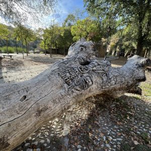 l Ayuntamiento traslada a La Cornisa el “tronco tallado” de Safont para formar parte de la muestra de escultura al aire libre