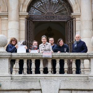 a alcaldesa anima a la ciudadanía a apoyar los programas de Down Toledo con la compra de su tradicional calendario