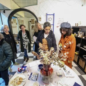 a alcaldesa anima a la ciudadanía a participar en la propuesta artesana, cultural y gastronómica de la plaza Mayor  