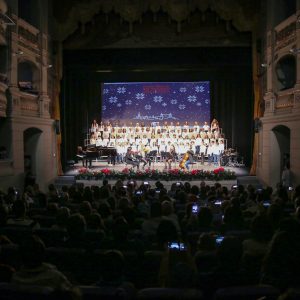 erca de 200 alumnos y alumnas de la Escuela Municipal de Música protagonizan el pregón de Navidad en el Teatro de Rojas