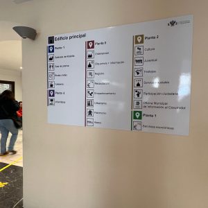 a señalética de las instalaciones municipales incorpora pictogramas para crear entornos fáciles y más accesibles