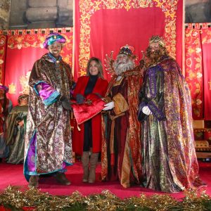 ilagros Tolón entrega la llave de la ciudad a los Reyes Magos tras una multitudinaria Cabalga por las calles de Toledo