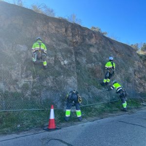 ontinúan las obras de consolidación de taludes en diferentes puntos de la ciudad con la instalación de mallado metálico