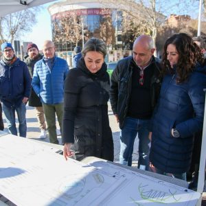 yuntamiento y La Ronda informan junto a la alcaldesa de los proyectos más inminentes del barrio de Buenavista