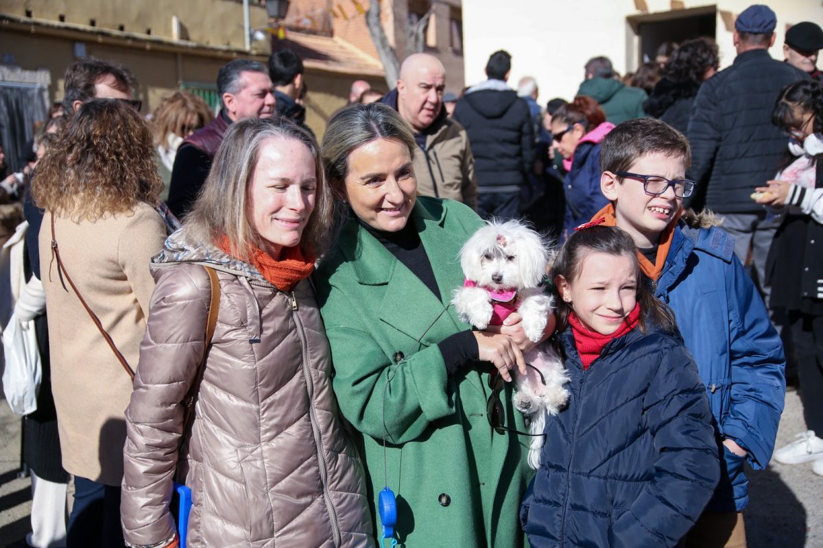 https://www.toledo.es/wp-content/uploads/2023/01/san_anton_24-1200x800.jpg. La alcaldesa comparte con el barrio de San Antón y decenas de toledanos la festividad del patrón de los animales  