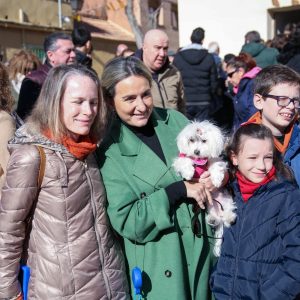 a alcaldesa comparte con el barrio de San Antón y decenas de toledanos la festividad del patrón de los animales  