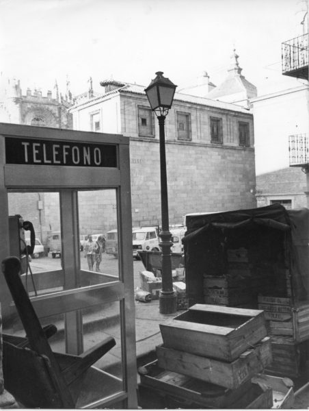 01 - 1976-09-08_Cabina telefónica en la plaza Mayor_Foto Carvajal