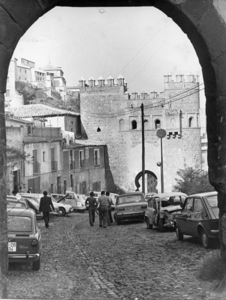 02 - 1976-09-08_Calle Carretas desde la Puerta de Alarcones con la Puerta del Sol al fondo_Foto Carvajal