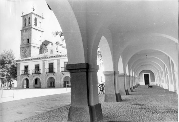 02 - 1986-04-07_Alcaudete de la Jara_Plaza de las Regiones de España y Ayuntamiento_Foto Carvajal