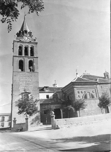 04 - 1980-11-00_Ajofrín_Iglesia parroquial de Santa María Magdalena_Foto Carvajal