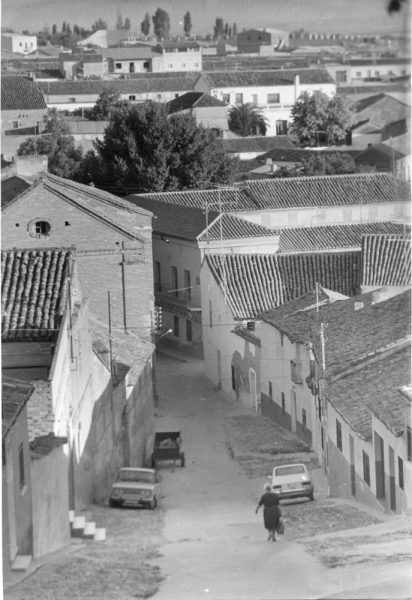 05 - 1985 ca._Cebolla_Una calle_Foto Carvajal