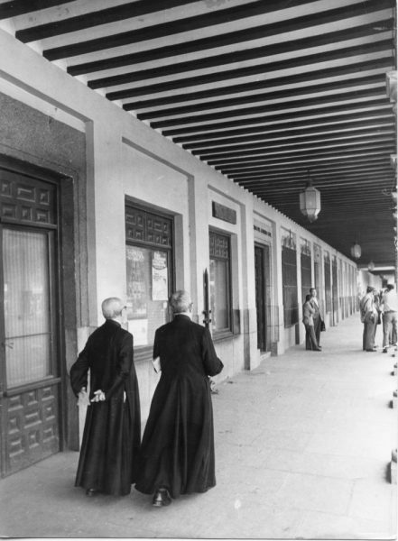08 - 1976-09-08_Dos sacerdotes paseando bajo los soportales de la plaza de Zocodover_Foto Carvajal