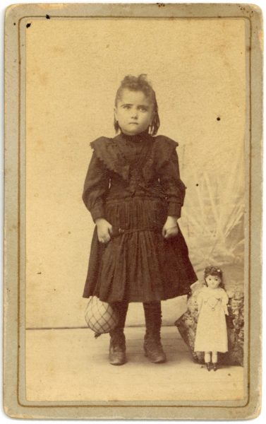1-01_Hacia 1891 - Retrato de una niña con muñeca y pelota - Foto Pedro Lucas Fraile