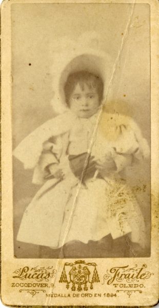 1-09_Hacia 1894 - Retrato de una niña con muñeca - Foto Pedro Lucas Fraile