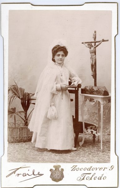 1-13_Hacia 1896-1899 - Retrato de una niña de Primera Comunión - Foto de Pedro Lucas Fraile