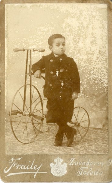 1-16_Hacia 1896-1900 - Retrato de un niño con bicicleta - Foto de Pedro Lucas Fraile