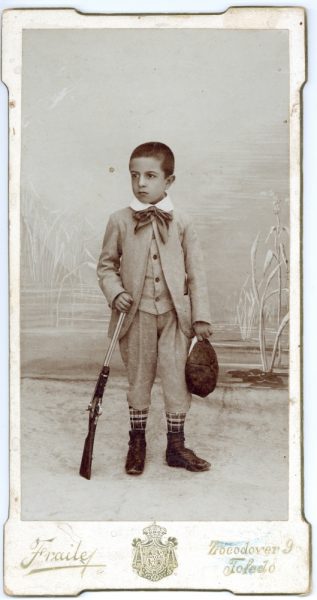 1-17_Hacia 1896-1900 - Retrato de un niño con escopeta - Foto de Pedro Lucas Fraile