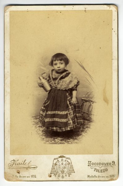 1-19_Hacia 1896 - Retrato de una niña con lechera - Foto de Pedro Lucas Fraile