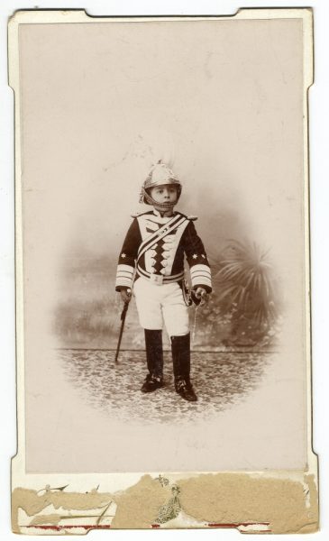 1-20_Hacia 1896 - Retrato de un niño vestido de militar - Foto de Pedro Lucas Fraile