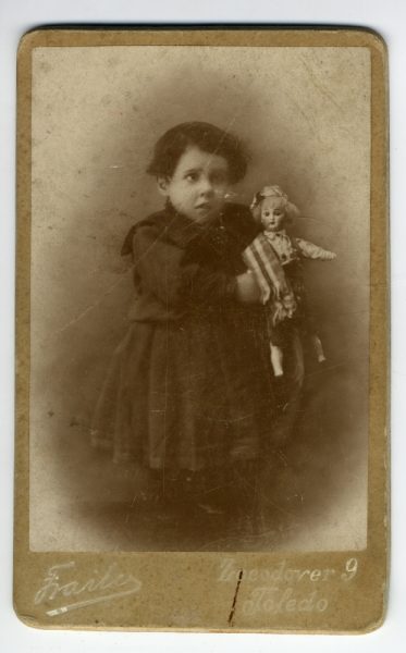 1-21_Hacia 1903-1904 - Retrato de una niña con muñeca - Foto de Emiliano Lucas Fraile