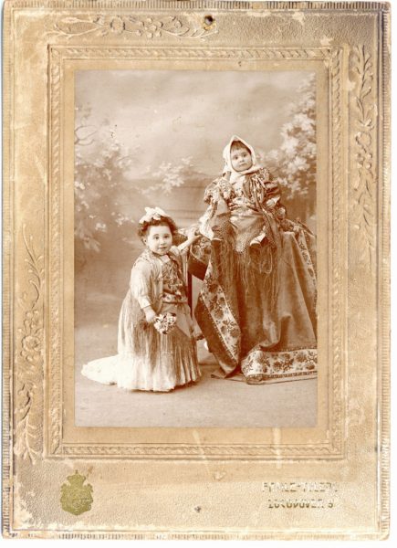 1-26_Hacia 1914 - Retrato de dos niñas disfrazadas - Foto de Daniel Lucas Garijo