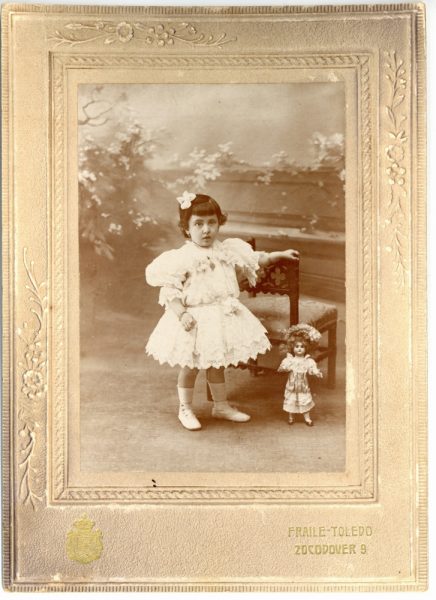 1-27_Hacia 1914 - Retrato de una niña con muñeca - Foto de Daniel Lucas Garijo