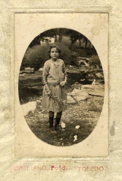 1-30_Hacia 1915-1918 - Retrato de una niña de Primera Comunión - Foto de Emiliano Lucas Fraile