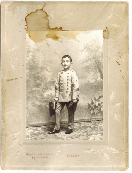 1-32_Hacia 1915-1918 - Retrato de un niño con uniforme - Foto de Emiliano Lucas Fraile