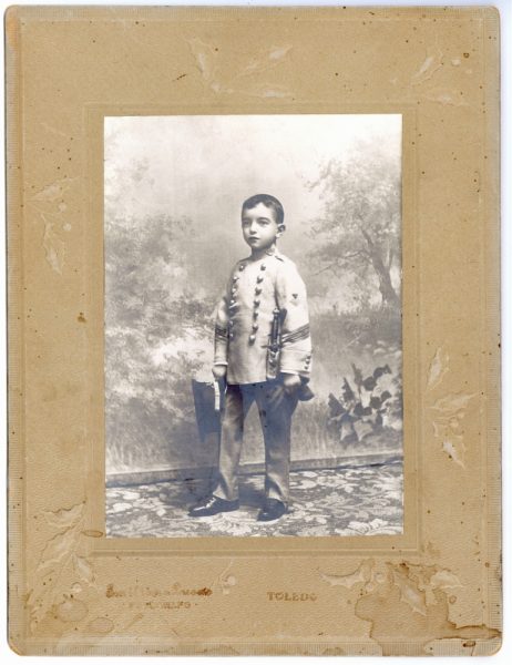 1-33_Hacia 1915-1918 - Retrato de un niño con uniforme - Foto de Emiliano Lucas Fraile