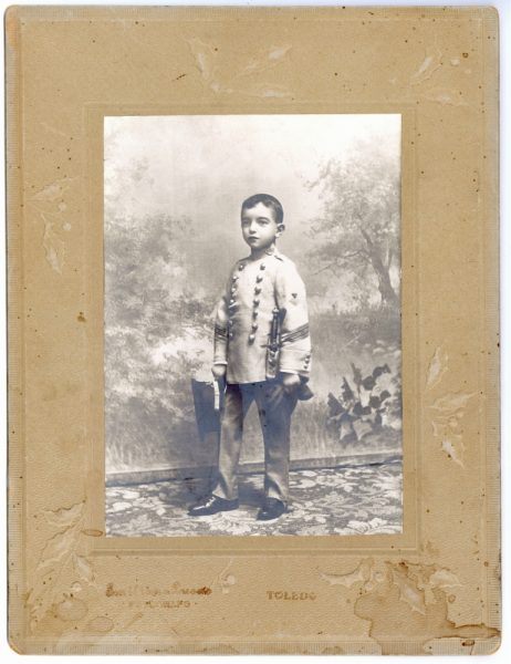 1-33_Hacia 1915-1918 - Retrato de un niño con uniforme - Foto de Emiliano Lucas Fraile