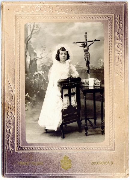 1-35_Hacia 1915 - Retrato de una niña de Primera Comunión - Foto de Daniel Lucas Garijo