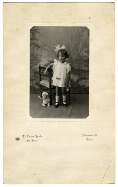 1-38_Hacia 1926-1930 - Retrato de una niña con muñeca - Foto de Daniel Lucas Garijo