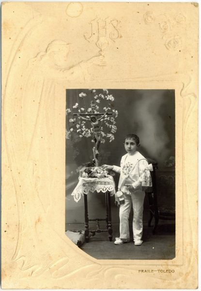 1-44_Hacia 1945 - Retrato de un niño de Primera Comunión - Foto de Daniel Lucas Garijo