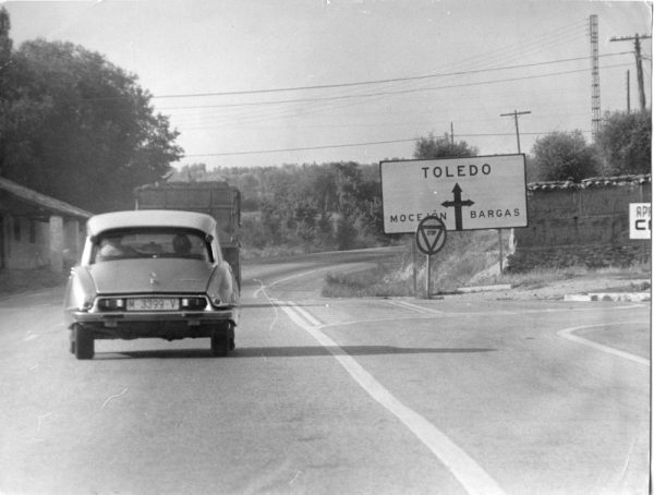 10 - 1976-09-08_Cruce de la carretera de Madrid en Olías del Rey_Foto Carvajal