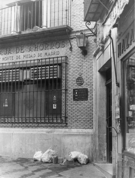12 - 1976-09-08_Fachada de la Caja de Ahorros y Monte de Piedad de Madrid en la calle Toledo Ohio_Foto Carvajal