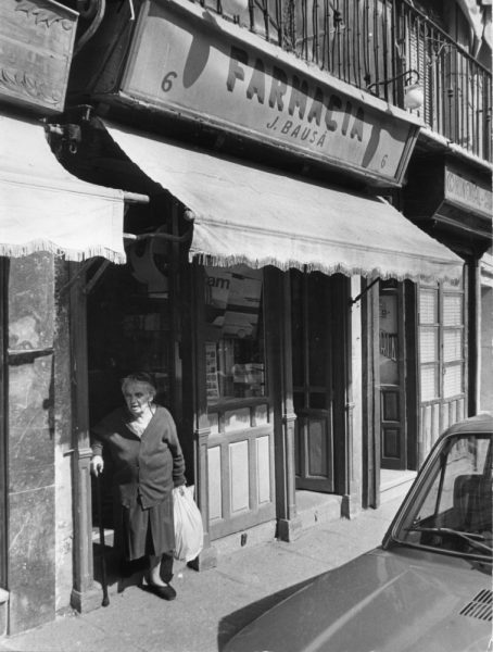 13 - 1976-09-08_Fachada de la farmacia de J. Bausá en la plaza de Zocodover_Foto Carvajal