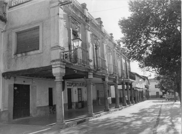 13 - 1982-07-21_Escalona_Soportales de la plaza del Infante don Juan Manuel_Foto Carvajal