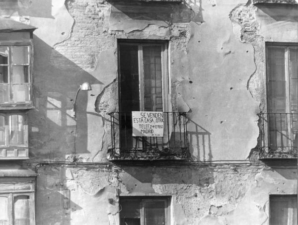 15 - 1976-09-08_Fachada en mal estado de una casa en venta en Venancio González_Foto Carvajal