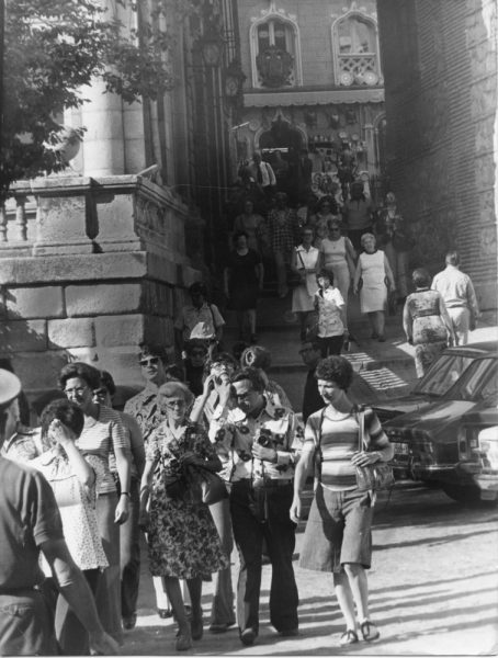 16 - 1976-09-08_Grupos de turistas llegando a la plaza del Ayuntamiento_Foto Carvajal
