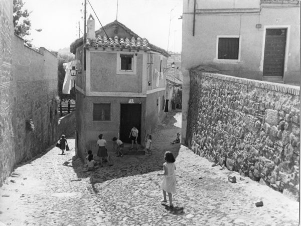 17 - 1976-09-08_Niños jugando en la calle del Cristo de la Parra_Foto Carvajal