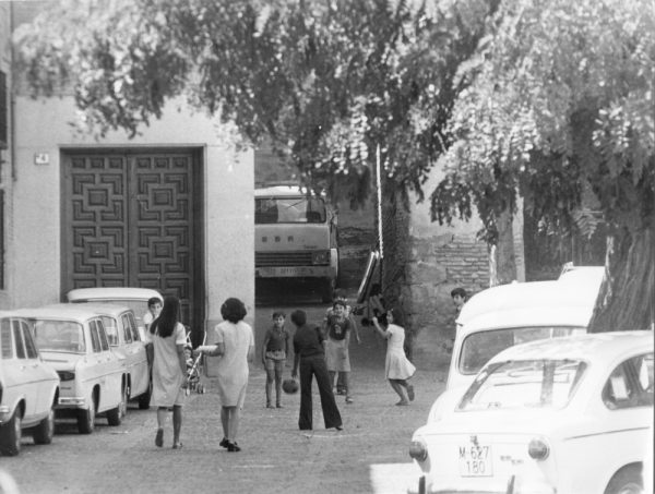 18 - 1976-09-08_Teresa con su pandilla jugando en la plaza del Juego de Pelota_Foto Carvajal